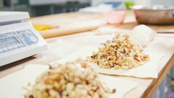 Cuire des pâtisseries et former des tartes aux pommes dans la boulangerie — Video