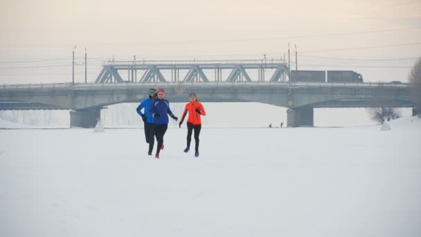 Η ομάδα των νεαρών αθλητών, τρέχουν τεχνικά στο δάσος του χειμώνα — Αρχείο Βίντεο