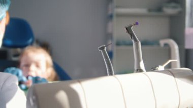 Küçük çocuk stomatology sandalyede - yakın çekim