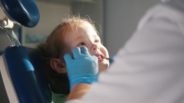 Little child in stomatology chair - close up — Stock Video