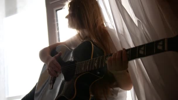 Jovem menina adolescente tocando guitarra acústica em casa, close-up — Vídeo de Stock