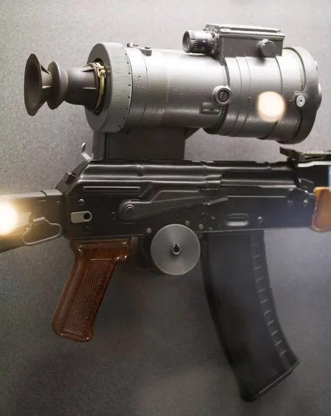 Sowjetische russische Waffe - automatisches Gewehr mit Nachtsichtgerät — Stockfoto