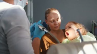 Diş hekimi odasında - doktor ile konuşma anne ile küçük kız