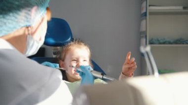 Diş hekimi, temizlik ve gülümseyen kız childs dişler, sulama stomatologist resepsiyonda üzerinde küçük kız