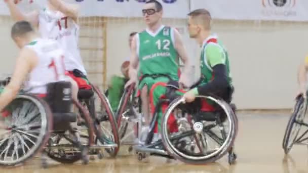 Februari, 2018 - Kazan, Rusland - Training voor gehandicapte sporters - mannen speelt rolstoelbasketbal — Stockvideo