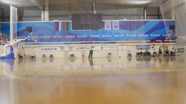 Února, 2018 - Kazan, Rusko - vzdělávání zdravotně postižených sportovců - hraje Bezbariérový basketbal — Stock video