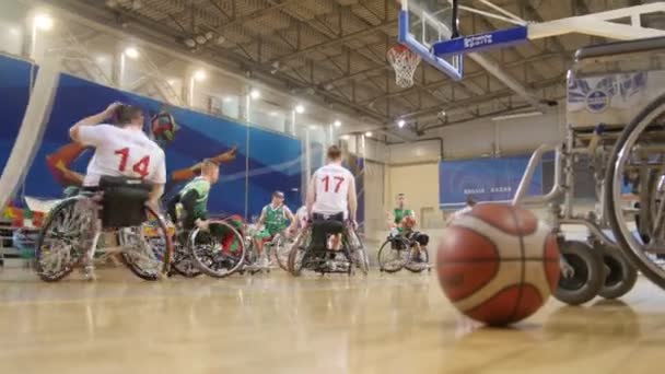Fevereiro, 2018 - Kazan, Rússia - Desportistas com deficiência joga basquete em cadeira de rodas — Vídeo de Stock