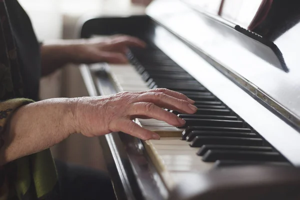 Le vecchie mani ladys che suonano musica classica al pianoforte a casa — Foto Stock