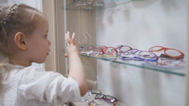 Sarışın kız çok güzel çocuk göz hastalıkları Kliniği hall yanında gözlük mağazası çalış