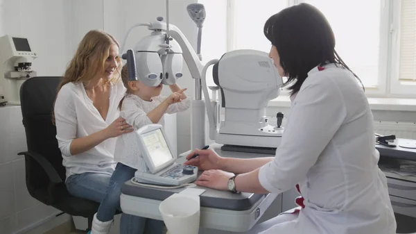 Augenarzt in der Klinik überprüft das Sehvermögen kleiner Mädchen - Kinderaugenheilkunde — Stockfoto