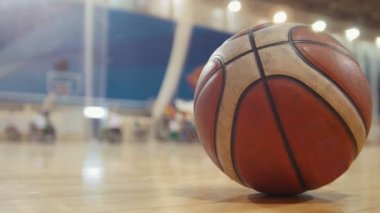Engelli tekerlekli sandalye sporcular için eğitim sırasında basketbol topu