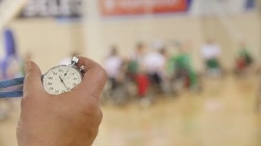 Tekerlekli sandalye basketbol, eğitim sırasında teknik direktörü elinde kronometre ağır çekim