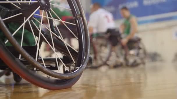 Gehandicapte basketbalspeler in een rolstoel tijdens sportieve opleiding — Stockvideo