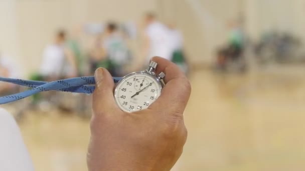 Cronómetro en mano del entrenador durante el entrenamiento de baloncesto en silla de ruedas — Vídeo de stock