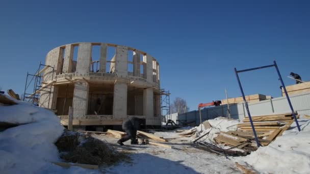 Byggarbetsplatsen på vinterdag - halm och trä för ekologi house — Stockvideo
