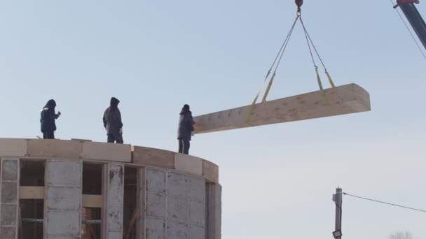 Gebouw ecologie huis - bouw kraan trekt het stro blok — Stockvideo