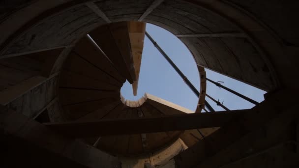 Вид изнутри дома - работающий строительный кран поднимает соломенный деревянный блок для круглого экологического дома — стоковое видео