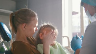 Dişçi koltuğu - anne ile küçük kız çocuk oynuyor