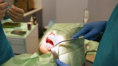 Doktor ile hasta stomatology odasında