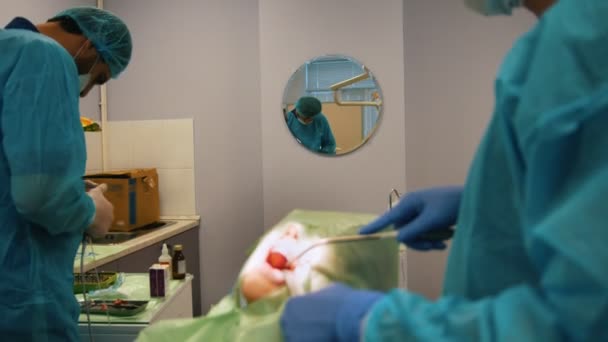 Deux chirurgiens en robes bleues opèrent en salle d'opération — Video