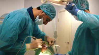 Doktor bir Retraktörü diş ofiste bir hastayla incelenmesi