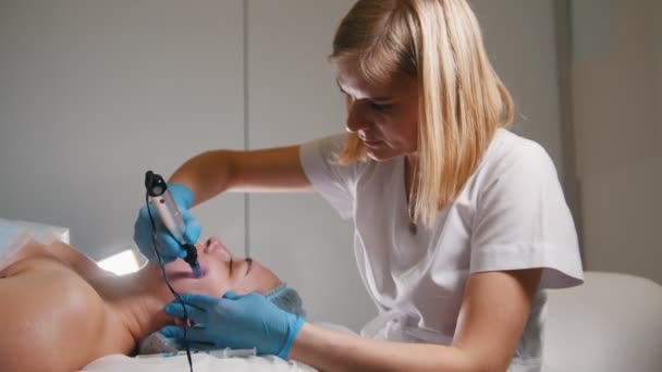 Cuidado de la escina - pilling de la cara - procedimiento cosmético profesional - mascarilla masaje facial en el salón de spa cuidado de la piel — Vídeos de Stock