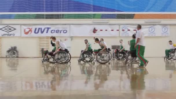 Febrero, 2018 - Kazan, Rusia - Deportistas discapacitados juegan baloncesto en silla de ruedas — Vídeo de stock