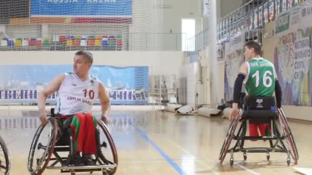 Fevereiro, 2018 - Kazan, Rússia - Treinamento de atletas com deficiência - homens estão jogando basquete em cadeira de rodas — Vídeo de Stock