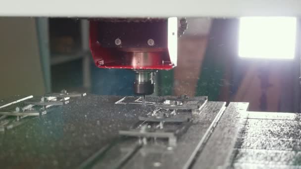 CNC frezen of boren van machine - slider geschoten, slow-motion — Stockvideo