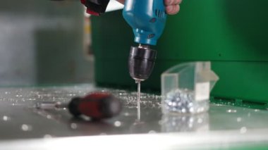 Matkap metal plaka çalışırken el matkap tamiri