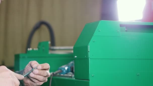 Tekniker reparera en maskinen i fabriken med en skruvmejsel — Stockvideo