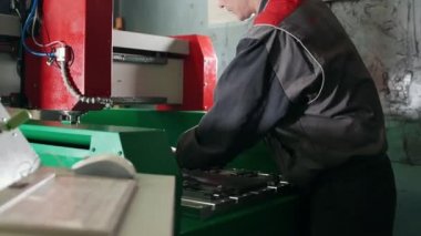 Fındık makinesinde iplik fabrikası'nda çalışan işçi