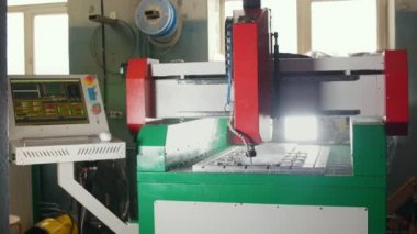 Metal madde oyma bilgisayar kontrolü ile modern freze makinesi