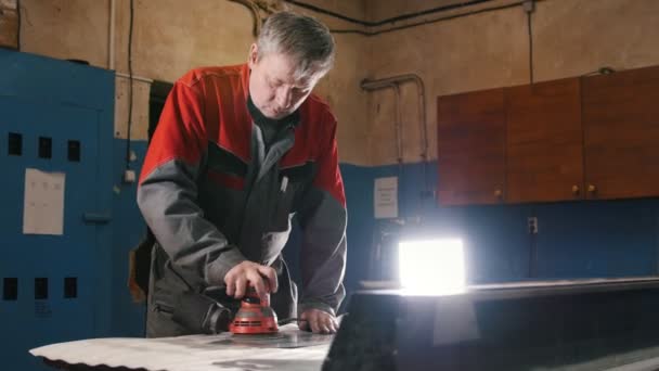 Trabajador rectificando la pieza metálica con una rectificadora manual en la fábrica — Vídeos de Stock