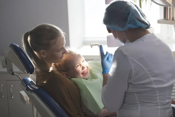 Menina com a mamãe na sala de dentista - conversa com o médico — Fotografia de Stock