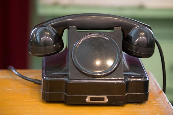 Stary telefon na drewnianym stole — Zdjęcie stockowe