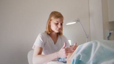 İstemciler yüz ve boyun güzellik salonda masaj güzellik uzmanı