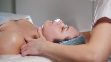 Özel Masaj boyun ve omuz bir cilt toparlama için müvekkilinin yapma güzellik uzmanı