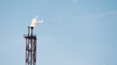 Enerji sektöründe yanan bir alev ile boru