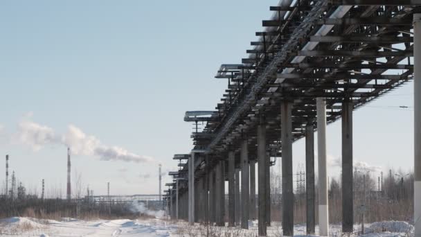 Pijpleiding in de buurt van de grote industriële en energie enterprise — Stockvideo