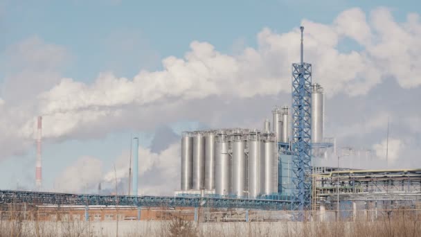 Zbiorniki i fajek dużych przemysłowych elektrowni — Wideo stockowe