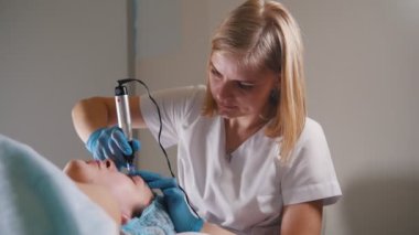 İstemcinin cilt ile özel aygıt kaldırma için bir masaj yapma güzellik uzmanı