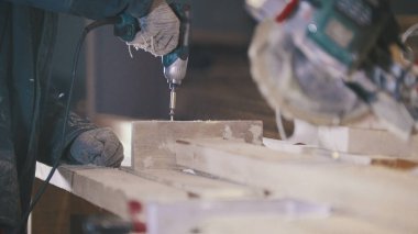 İşçi marangoz Ahşap doğrama tahtaya vida koyar