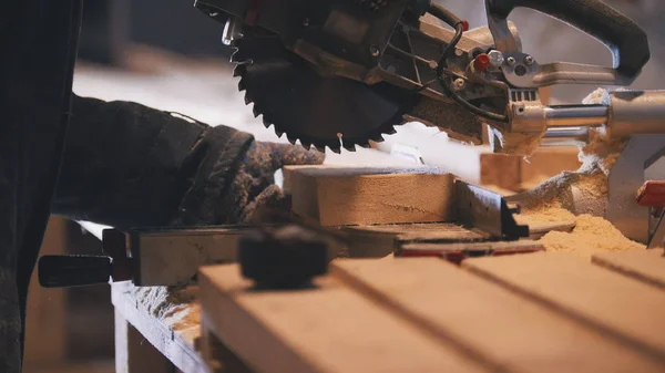 Carpintero trabajador figurando tablero de madera antes de serrar sierra circular — Foto de Stock