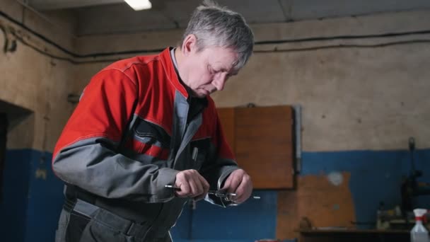 Ingenieur verwenden Trammel Techniker Messen Schneidwerkzeug vor cnc Fräsmaschine Zentrum in der Werkzeugwerkstatt — Stockvideo