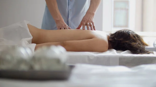 Spa. Dans la banque de massage créer un vide sur le fond d'une femme — Photo