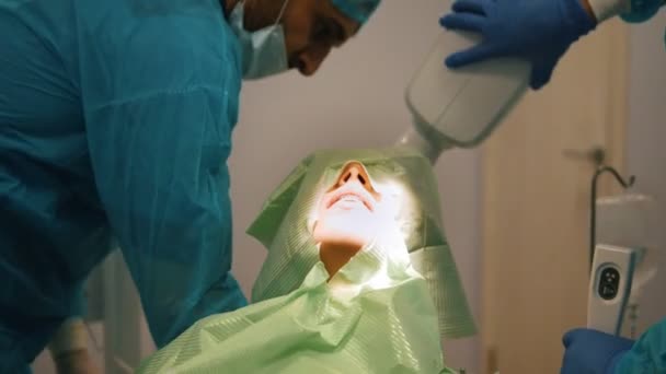 Arts-tandarts voert een procedure plaatselijke verdoving tijdens stomatologie-chirurgie — Stockvideo