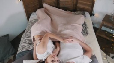 Genç çekici çift sarılma ve birlikte, aile ilişkileri uyanma