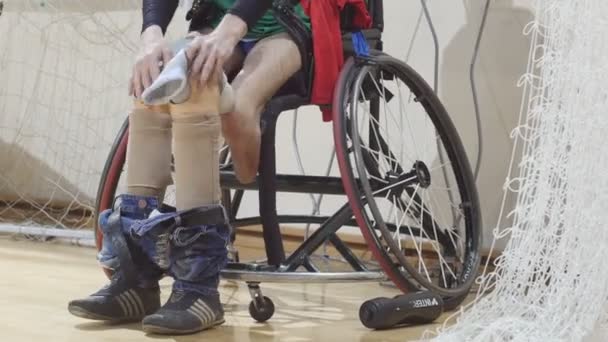 Fevereiro, 2018 - Kazan, Rússia - pessoa com deficiência com protes de pernas transplantadas para cadeira de rodas para treinamento esportivo — Vídeo de Stock