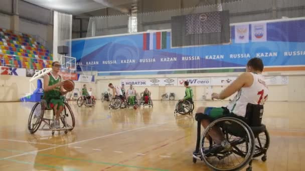 Februari 2018 - Kazan, Ryssland - handikappade idrottsmän spelar rullstolsbasket — Stockvideo